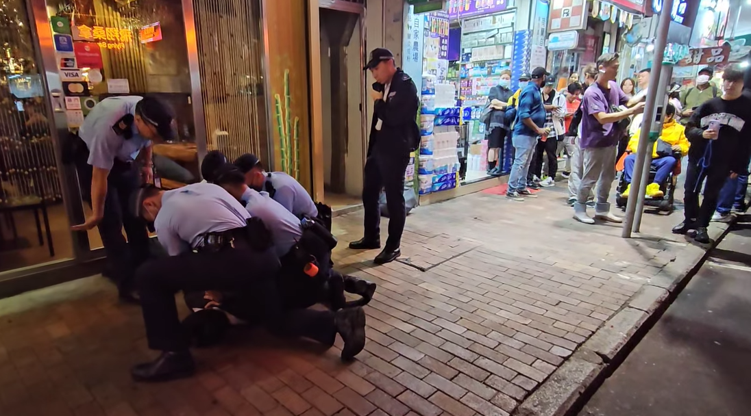 5警油麻地街頭撳地制服可疑男 一警眼鏡飛脫:踢完一腳又一腳 (有片)