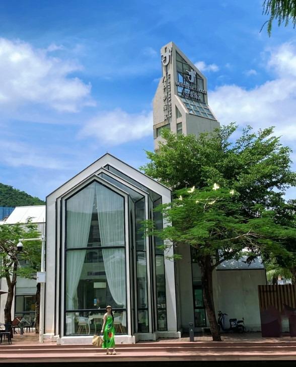 這座像教堂的白色圖書館,立於湖畔之上。 (圖片來源:Lizbeth@小紅書)