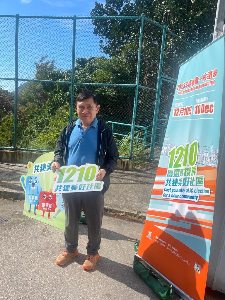 新鴻基地產主席兼董事總經理郭炳聯到票站投票。