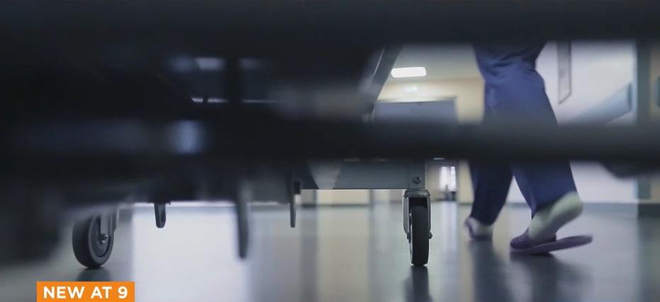 伯德負責運送遺體到殮房。(互聯網)