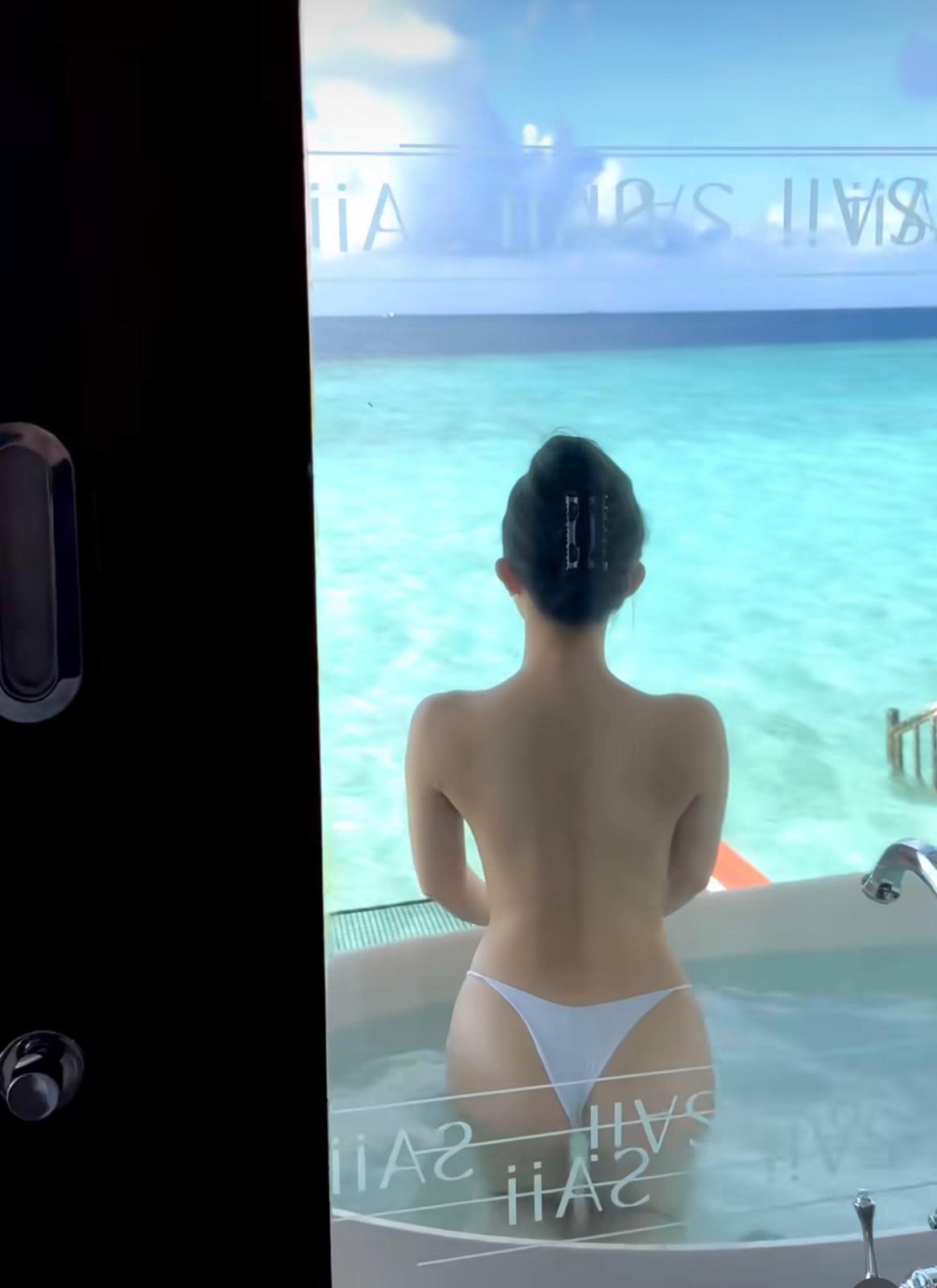 雞排妹在馬爾代夫握空檔,更釋放巨胸半裸入鏡。