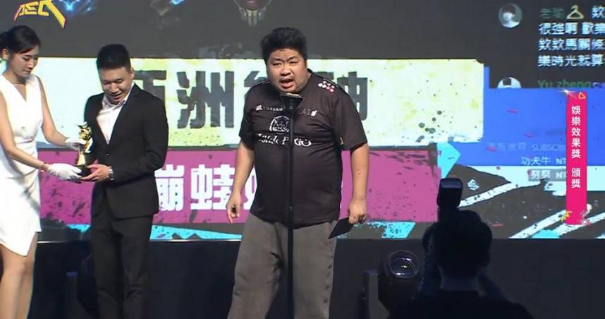 電競協會找來前世界冠軍Toyz(中)擔任頒獎人,給死對頭統神張嘉航(右)引發討論,如今電競協會也再度道歉。(圖/翻攝自星光電競大賞)