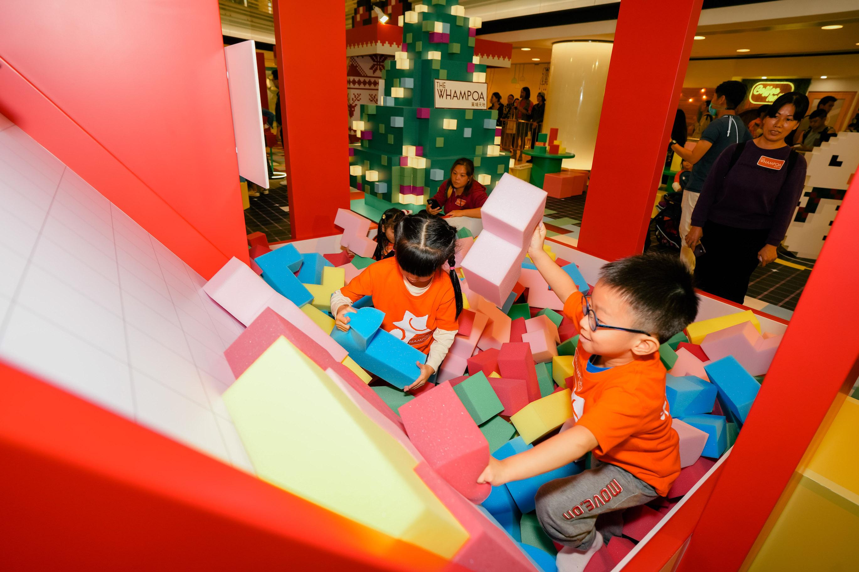 黃埔時尚坊設3D實體互動像素樂園 設沉浸式打機裝置 3米高像素化聖誕樹