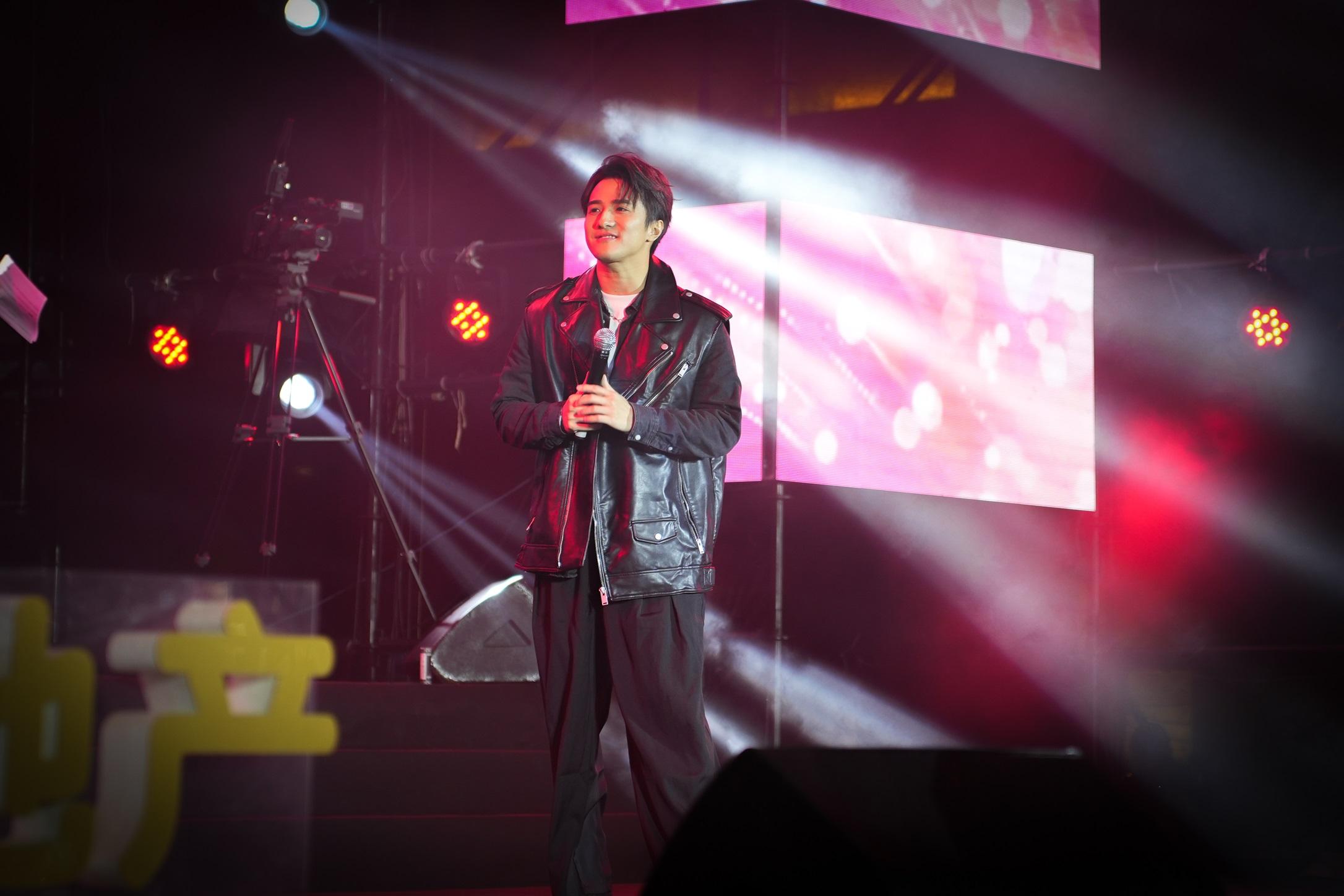 黃庭鋒與馬國明等人參加巡演。