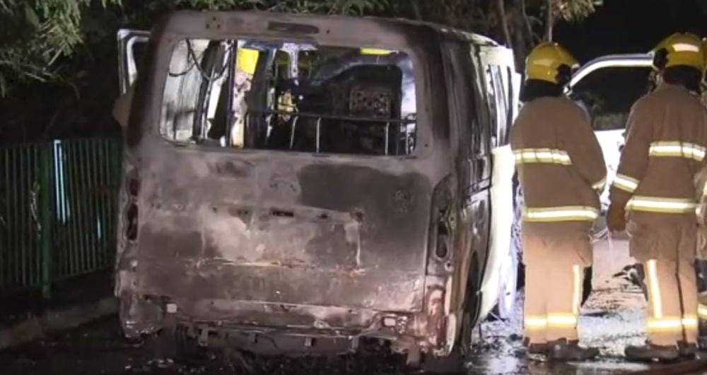 稍後錦田水尾路近尾逢路發生燒車案。(電視截圖)