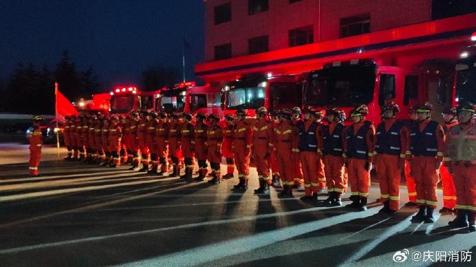 當局至今出動1,440名消防救援人員趕赴災區救援,甘肅及周邊省份另有1,600多名消防救援人員集結待命。(微博)