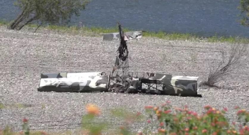 飛機意外撞上電線,結果飛機起火後墜毀在附近民宅。(網上圖片)