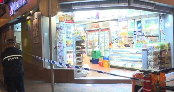 事主頭部受傷浴血,負傷走到附近一便利店求助。(電視截圖)