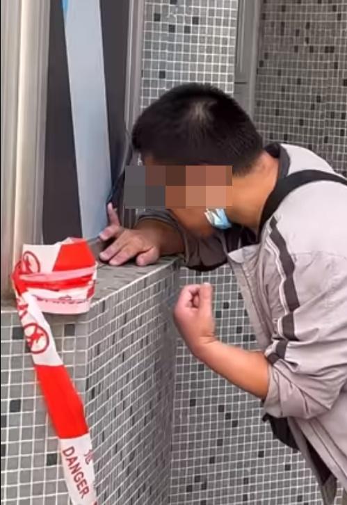 男子在元盛樓一幼稚園窗外向內窺視。(長沙灣街坊@FB)