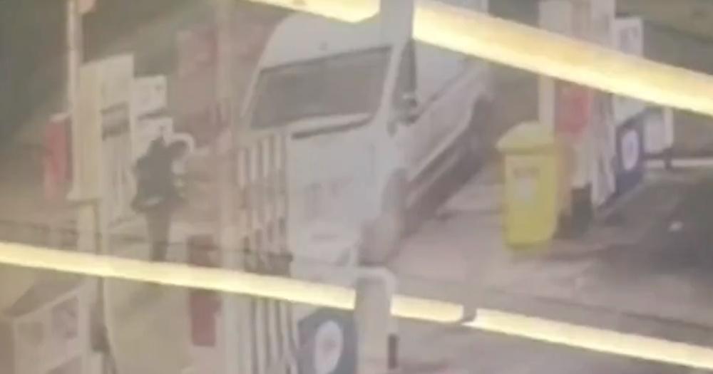 司機在結帳後才發現, 1名女賊偷偷開走他的白色貨車。(X)