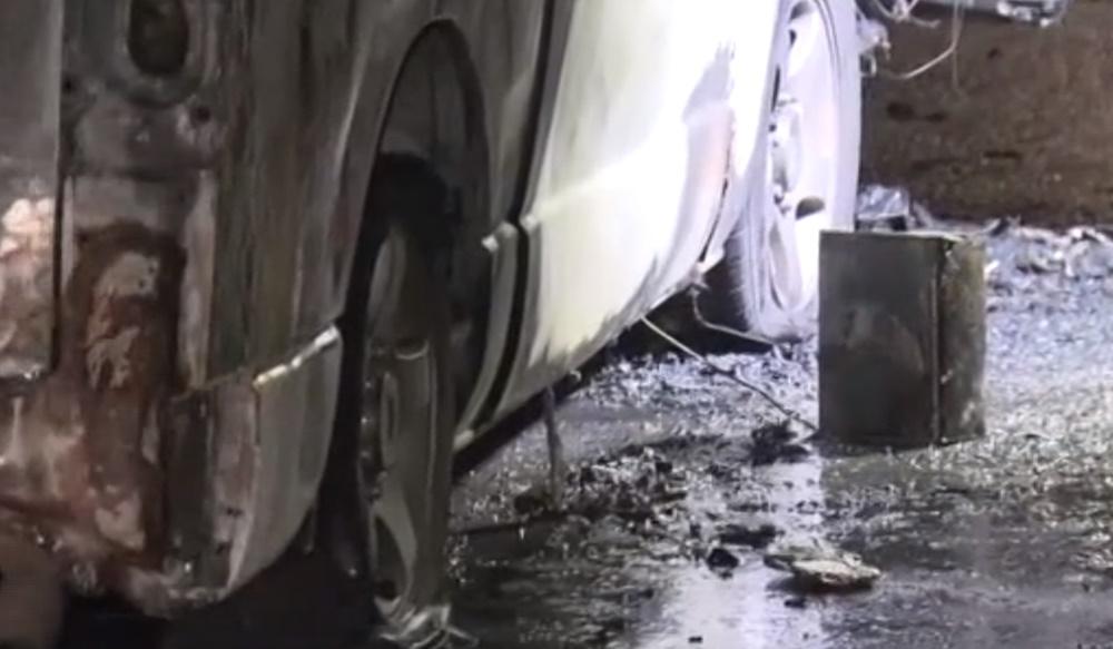 消防認為起火原因有可疑,警方相信和搶劫案有關。(電視截圖)