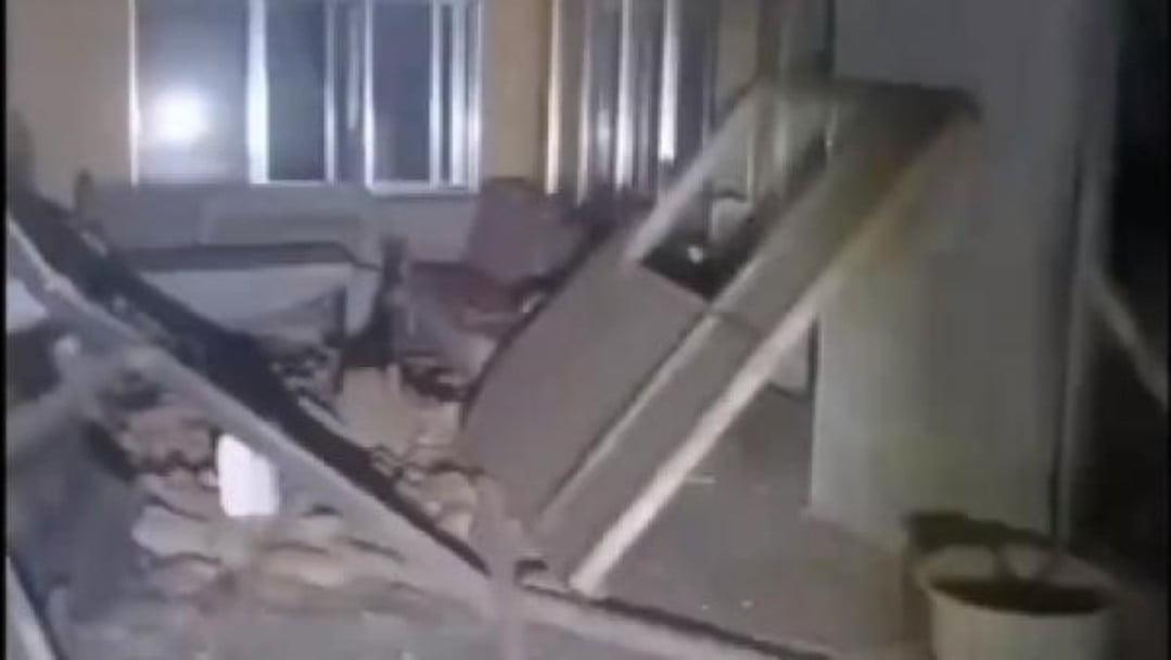 震央一帶有房屋倒塌或出現裂縫,部分山村道路有裂痕,部分村莊停水停電。(微博)