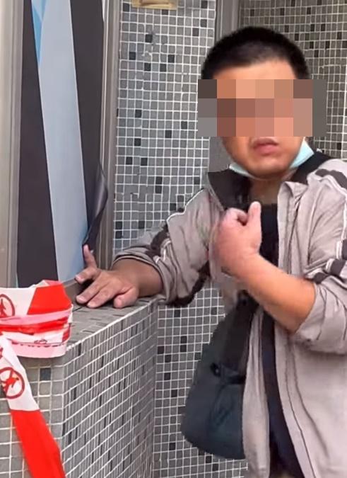 男子驚覺有人接近,隨即轉身離開。(長沙灣街坊@FB)