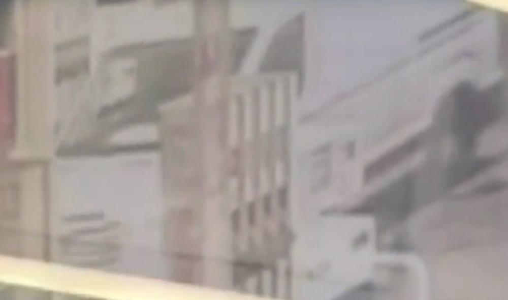 司機在結帳後才發現, 1名女賊偷偷開走他的白色貨車。(X)