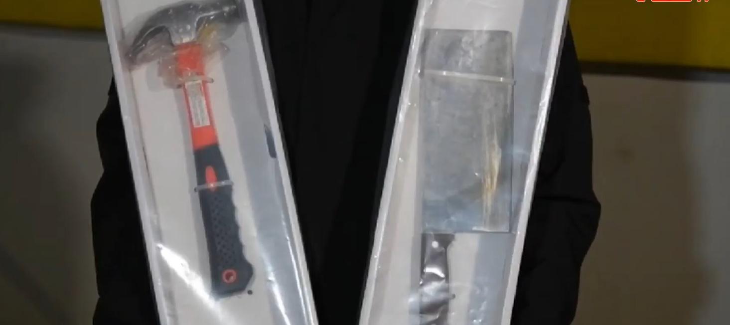 重案組介入調查;政府化驗師亦已到場蒐證,檢走一批證物,包括一支鐵鎚及一把菜刀。(電視截圖)