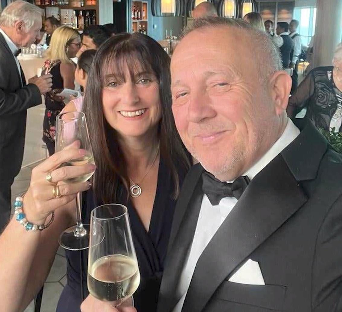 Colin Blake早前和妻子到法國搭郵輪慶祝結婚35周年紀念日。(網上圖片)