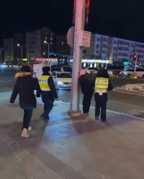 公安迅速抵達現場。(微博)