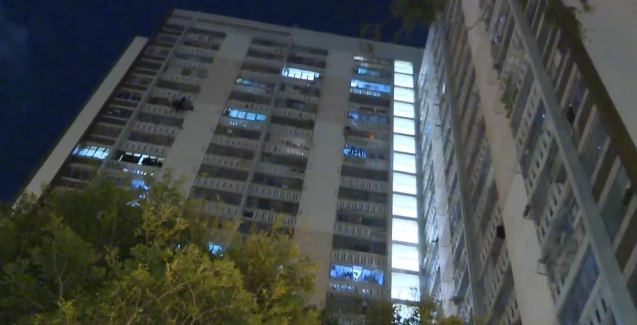 昨晚約11時半,湖景邨湖畔樓一個單位內一對母子發生爭執。(電視截圖)