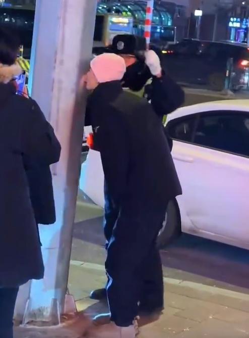 公安觀察情況後,找來了一壺熱水,輕輕倒在男子的舌頭上。(微博)