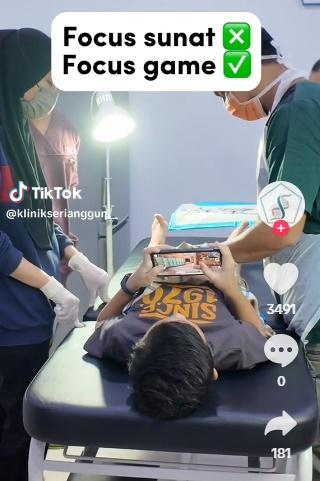 醫護人員:男孩一直在專注玩遊戲。(TikTok)