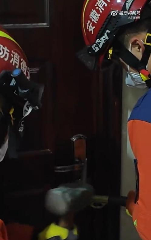 消防及警方根據外送地址,破門入屋,並找到該名客人。(微博)