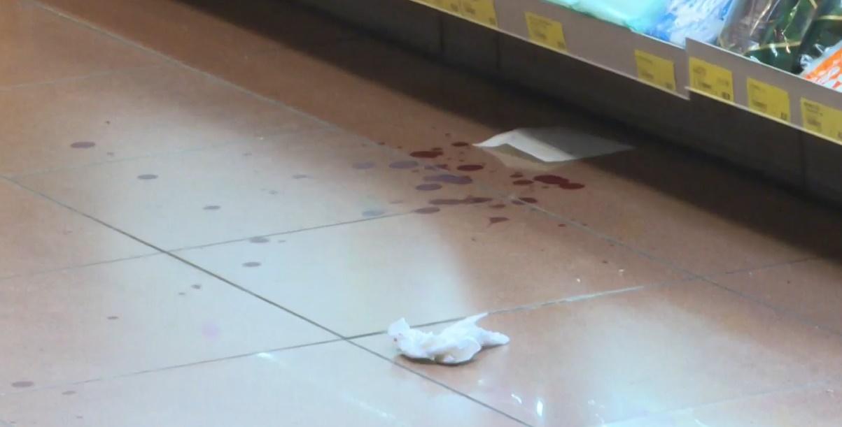 事主頭部受傷浴血,負傷走到附近一便利店求助。(電視截圖)