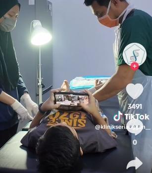 醫護人員:男孩一直在專注玩遊戲。(TikTok)