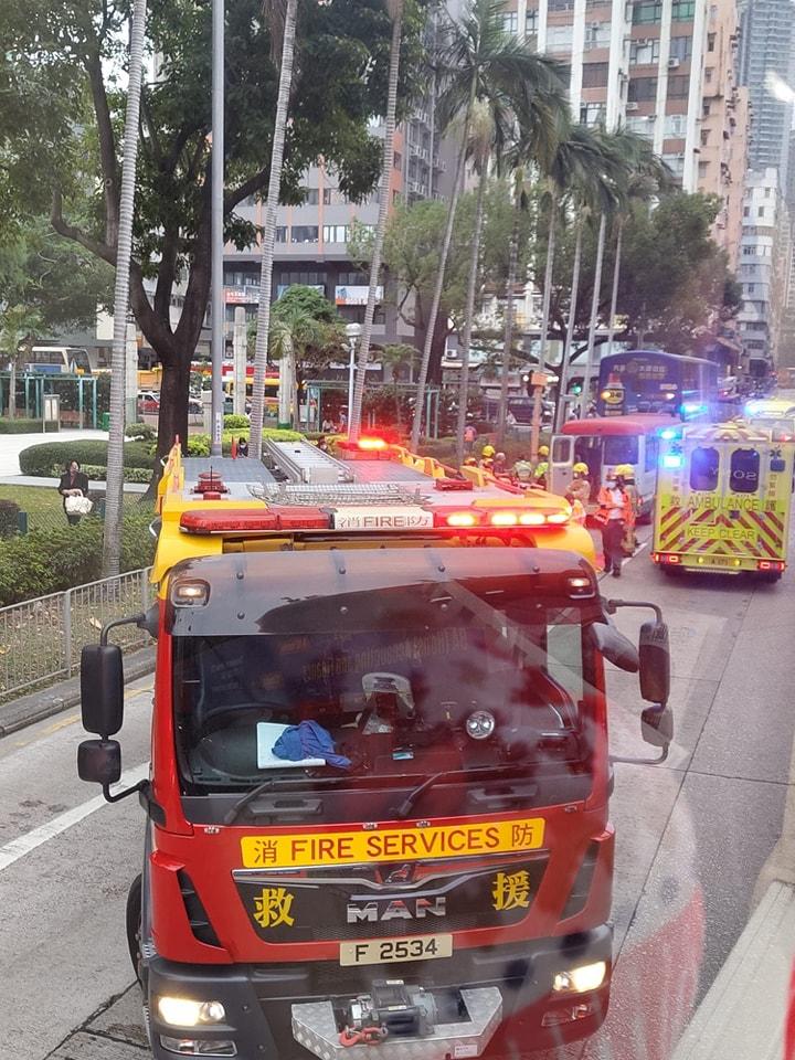 消防派出流動傷者治療車到場,救護員即場為傷者分流及治理。(馬路的事討論區@FB)