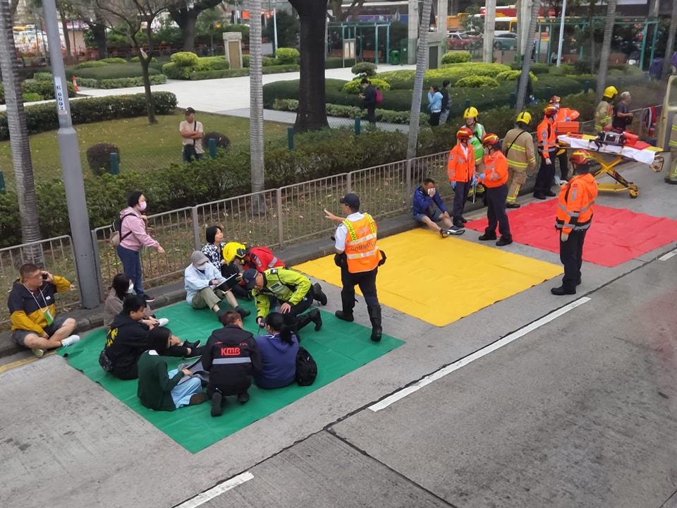 消防派出流動傷者治療車到場,救護員即場為傷者分流及治理。(馬路的事討論區@FB)