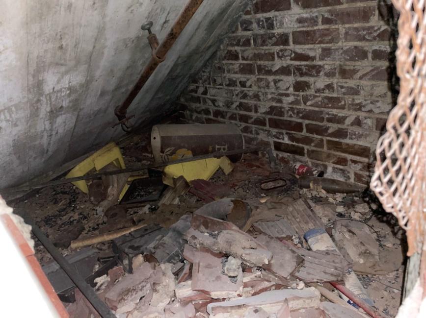 「廣場劇院」(Plaza Theatre)早前翻新洗手間期間,意外發現一個被封存在牆壁後長達65年的皮製銀包。(X)