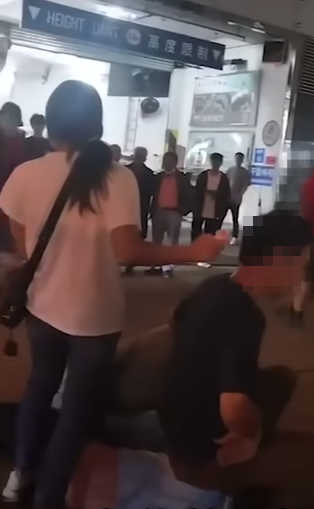 有一家三口的新加坡遊客早前來港旅遊時,上周日(10日)晚光顧佐敦熟食小販市場大排檔時,疑不滿鄰桌一名本地男子吸煙遂投訴,對方及後突然發難「爆樽」傷及父親,雙方在街頭糾纏推撞,最終4人同告受傷及被捕,事發片段近日在社交平台曝光。