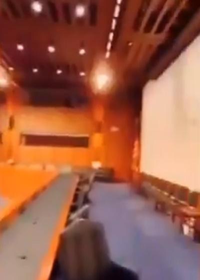 兩名裸體的男子,正在進行性行為,現場則是美國參議院的一個聽證室內。(X)