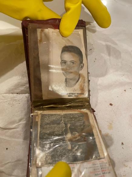 從銀包裡的資訊得知它屬於一名女子,劇院老闆決定物歸原主。(X)