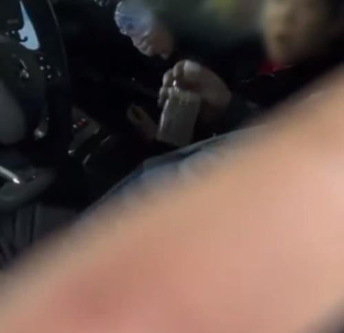 夫妻先是拿出一瓶已經開封的飲品想給店員,並說:「喝過的現在不要了吧?差不多了吧,我又不是不給你面子。」(微博)