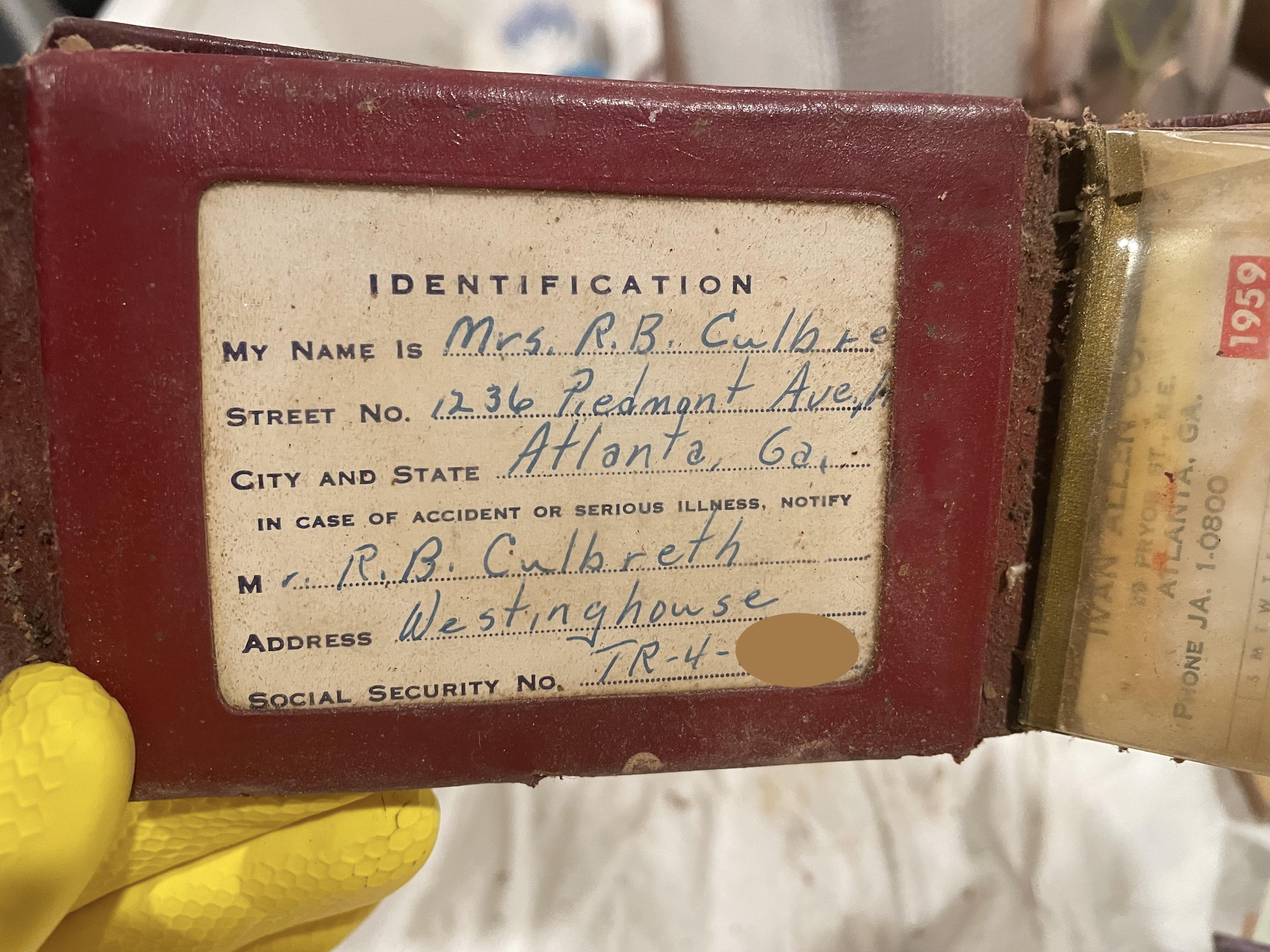 銀包裡面的證件顯示它屬於一個名叫Floy Culbreth的女士。(X)