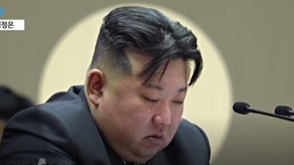 金正恩講到激動之處,甚至罕見地流下男兒淚。(YouTube)