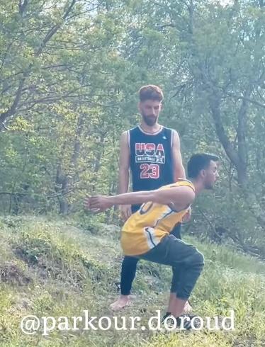 Hussein在懸崖邊進行後空翻挑戰。(X)