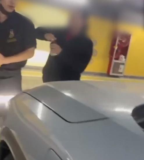 夫妻竟然連續將多瓶沒有開封的飲品打開,再一一遞給店員,女的甚至還故意喝了一口。(微博)