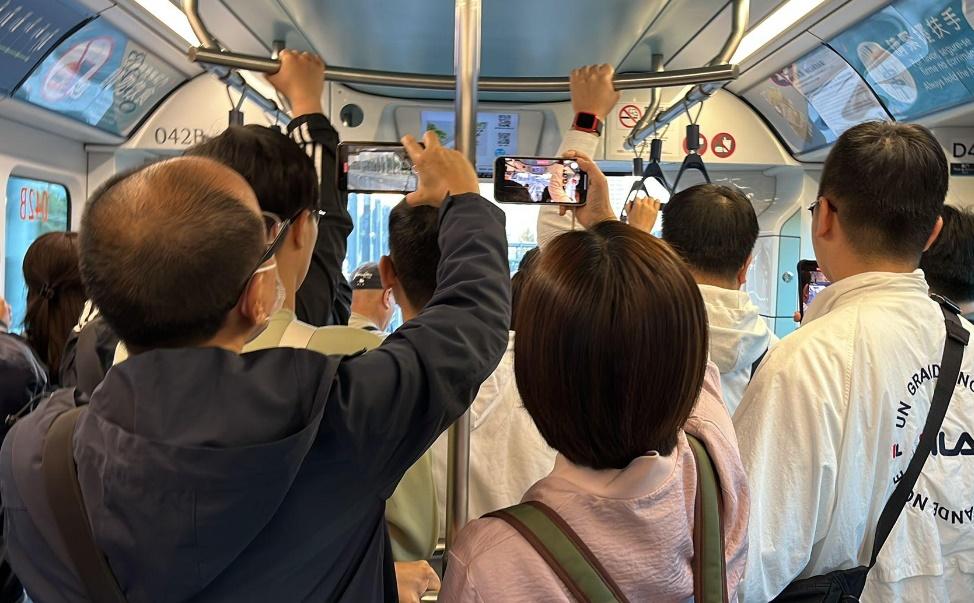 乘搭頭班車旅客和市民。(香港電台)