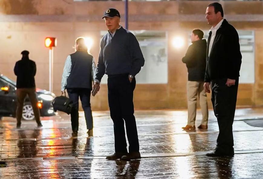 拜登與吉爾亦被立送上車送返回家。(Reuters)