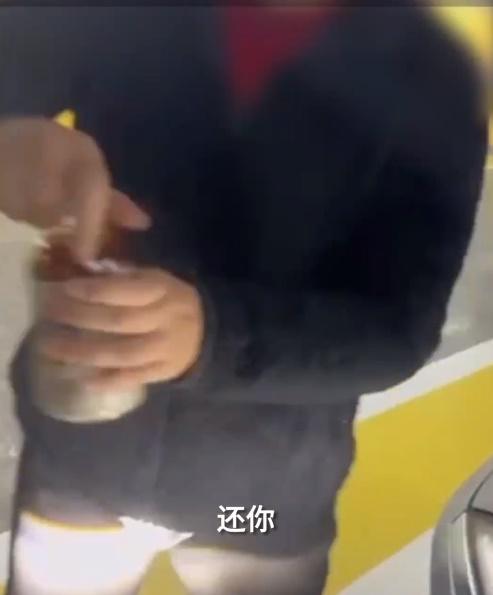 夫妻竟然連續將多瓶沒有開封的飲品打開,再一一遞給店員,女的甚至還故意喝了一口。(微博)