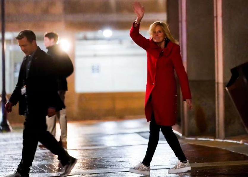 拜登與吉爾亦被立送上車送返回家。(Reuters)