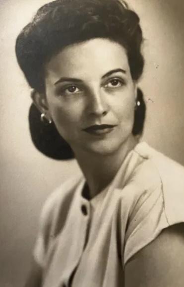 銀包裡面的證件顯示它屬於一個名叫Floy Culbreth的女士。(X)