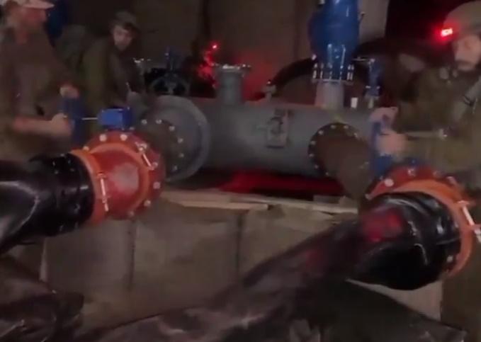 網上流傳以軍開始將海水注入哈馬斯地道的影片。(X)