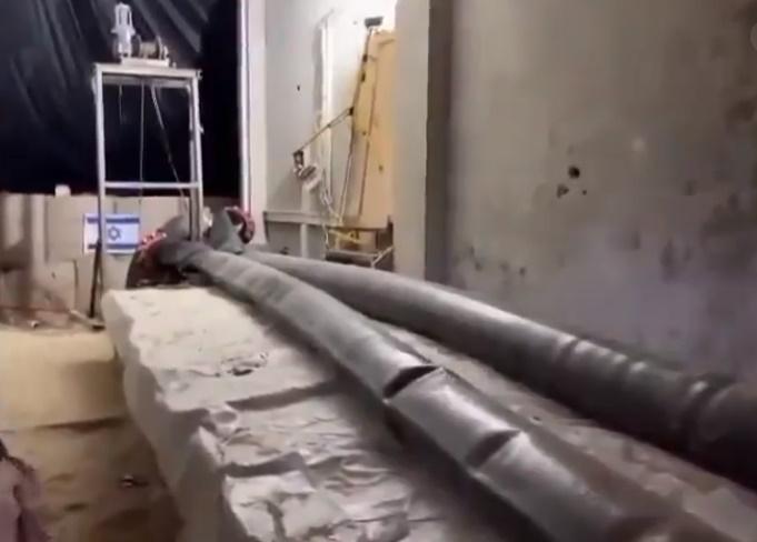 網上流傳以軍開始將海水注入哈馬斯地道的影片。(X)