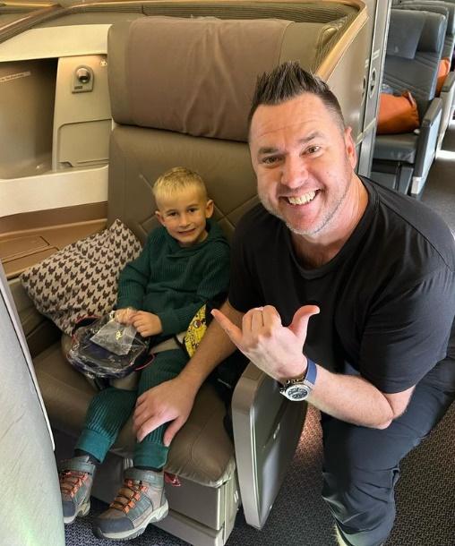 Michael分享其兒子乘坐商務艙。(IG)