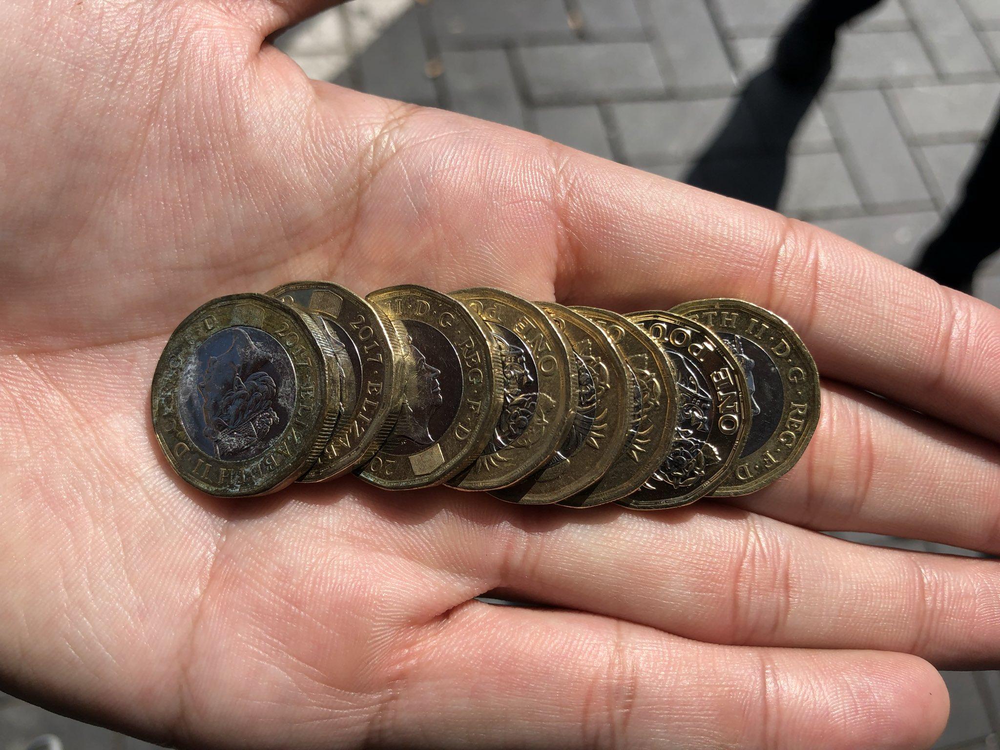 期間更有人發現他是威士忌愛好者而交談,更大方地給他8英鎊。(X)