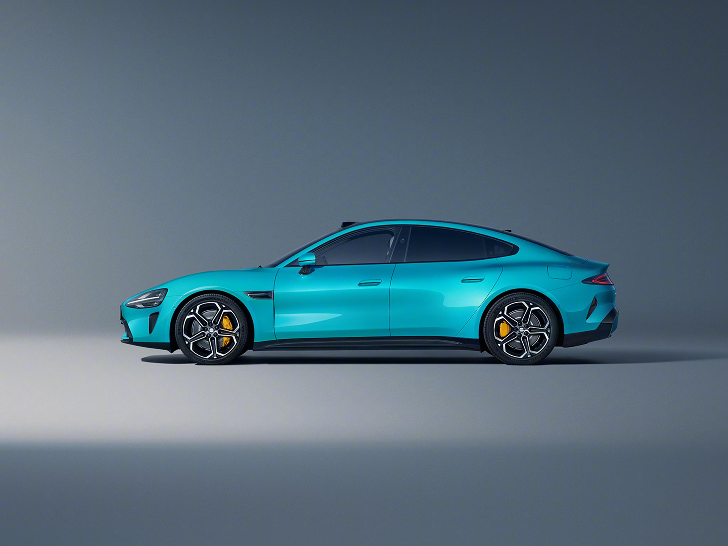 小米新車「SU7海灣藍」公布實拍照。(微博@雷军)