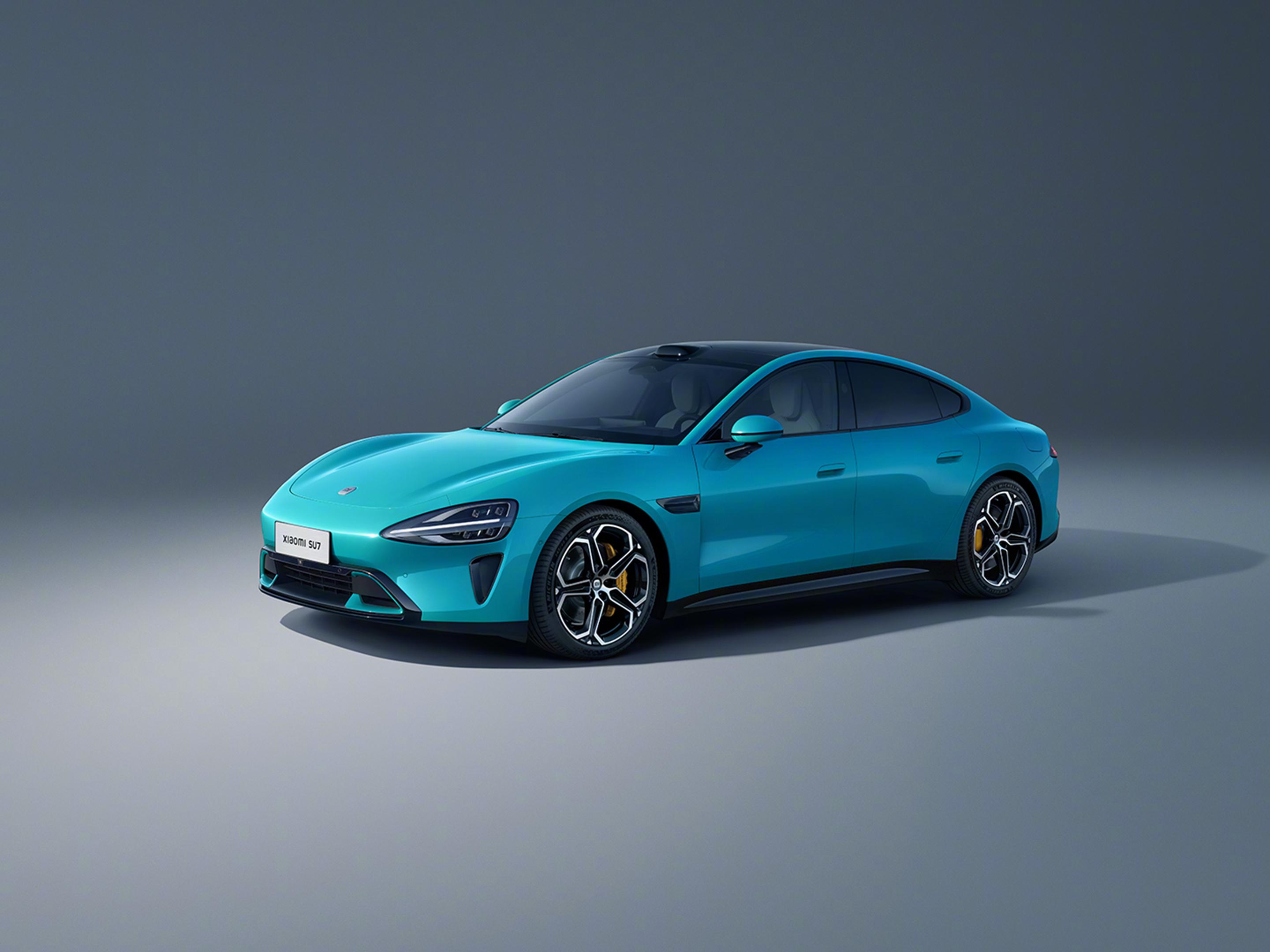 小米SU7電動車「蘇七海灣藍」公布實拍照。(微博@雷軍)