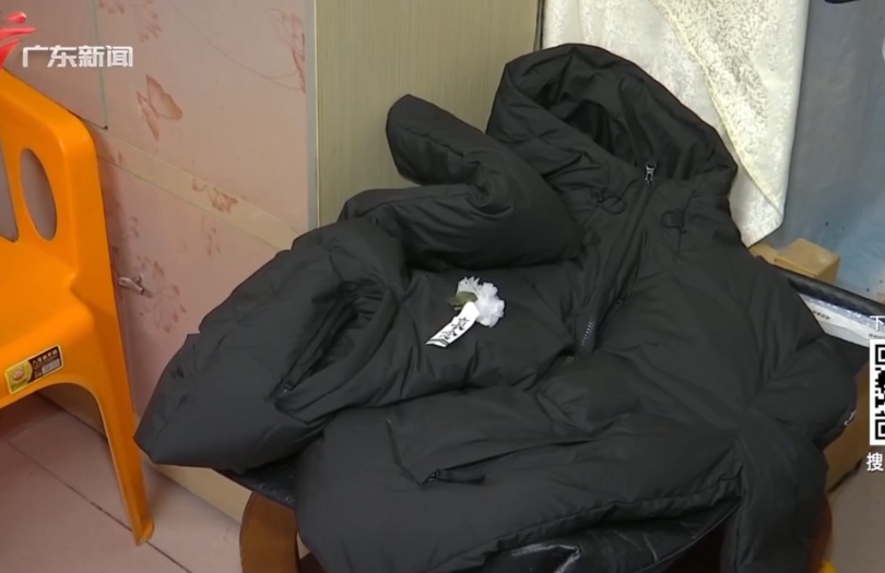 佛山一名男子花費718元人民幣網購一件黑色羽絨服,收到貨後竟在口袋發現白色喪葬胸花,衣服胸口處還疑有佩戴過的痕跡,與店家溝通協商後,對方同意退款退貨並賠償300元(約335港元)。(電視截圖)